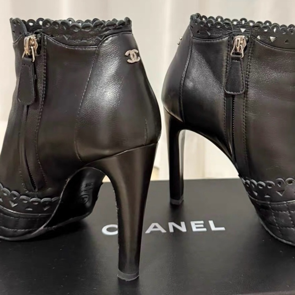 Chanel Interlocking CC Logo Boots - Picture 5 of 7